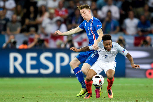 Islands Birkir Saevarsson och Englands Raheem Sterling
