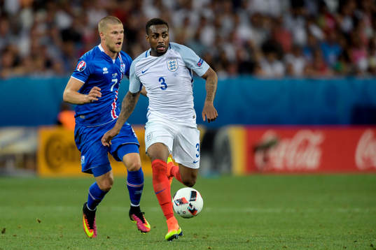 Islands Johann Gudmundsson och Englands Danny Rose