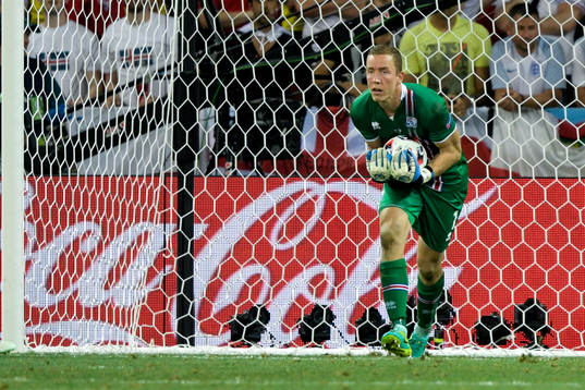Islands målvakt Hannes Halldorsson och Englands Harry Kane