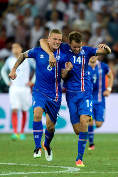 Islands Ragnar Sigurdsson och Kári Arnason jublar