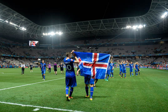 Islands Gylfi Sigurdsson jublar med flaggan