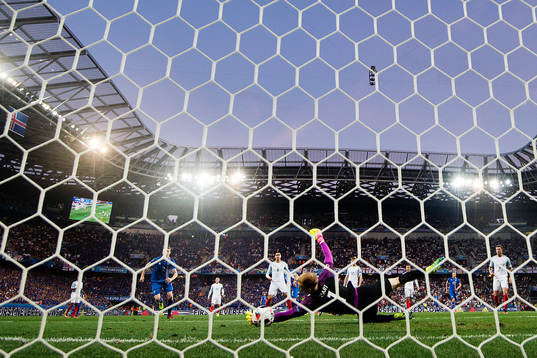 Englands målvakt Joe Hart släpper in 1-2 av Kolbeinn