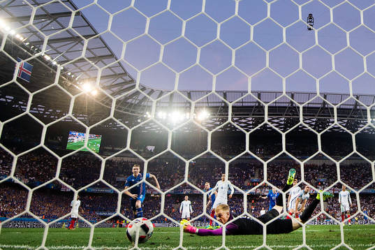 Englands målvakt Joe Hart ser 1-2 målet av Islands