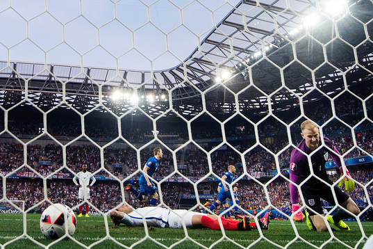 Englands Kyle Walker, målvakt Joe Hart och Dele Alli deppar
