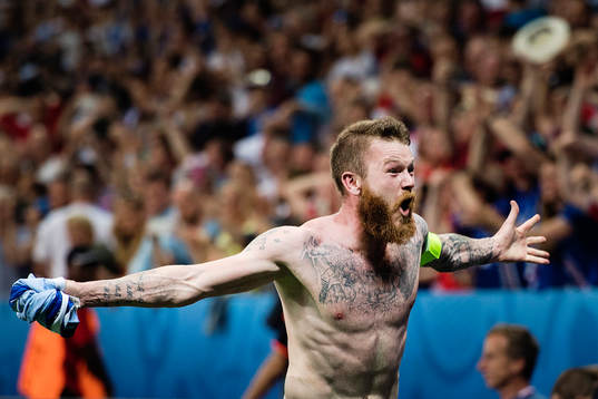 Islands  Aron Gunnarsson jublar vid slutsignal