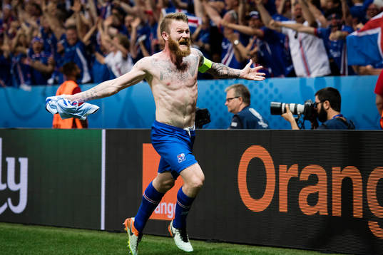 Islands  Aron Gunnarsson jublar vid slutsignal