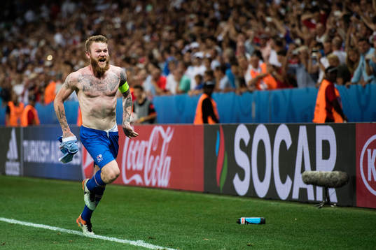 Islands  Aron Gunnarsson jublar vid slutsignal
