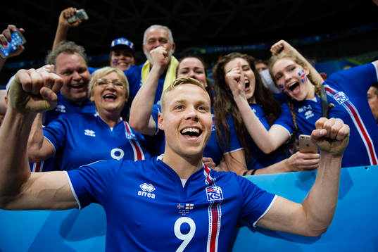 Islands Kolbeinn Sigthorsson jublar med sin familj