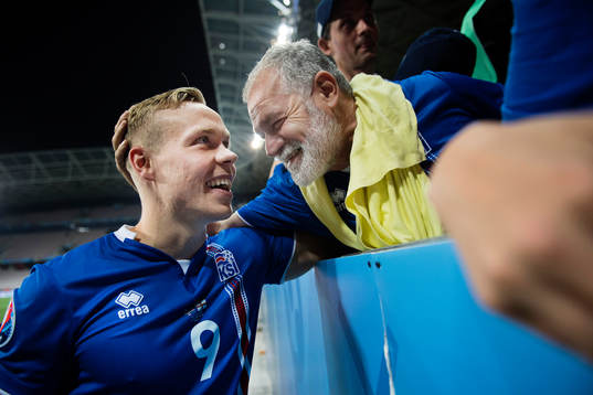 Islands Kolbeinn Sigthorsson firar med sin familj