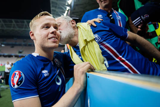 Islands Kolbeinn Sigthorsson firar med sin familj