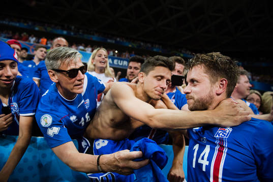 Islands Kári Arnason jublar med publiken