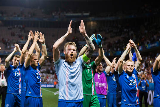 Islands spelare med Aron Gunnarsson längst fram jublar