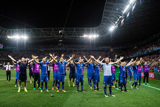 Islands spelare med Aron Gunnarsson längst fram jublar
