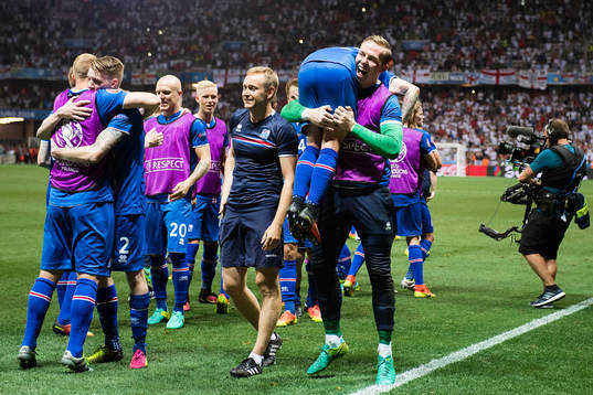 Islands spelare jublar