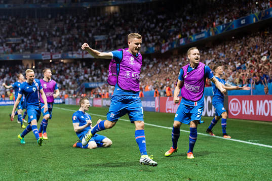 Islands spelare jublar
