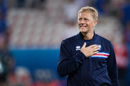 Islands förbundskapten Heimir Hallgrimsson tar sig för