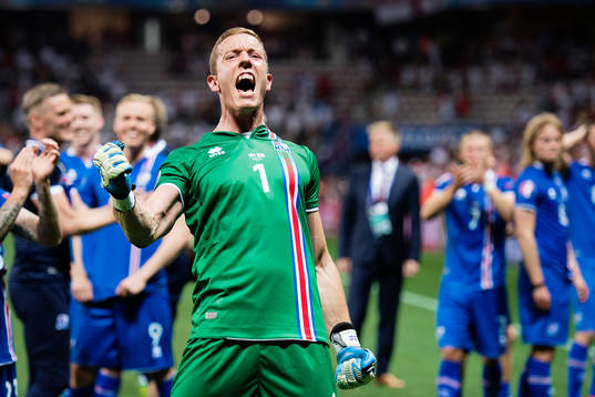 Islands målvakt Hannes Halldorsson jublar