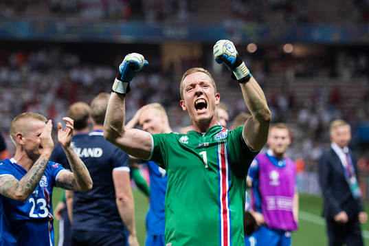 Islands målvakt Hannes Halldorsson jublar