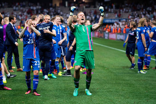 Islands målvakt Hannes Halldorsson jublar