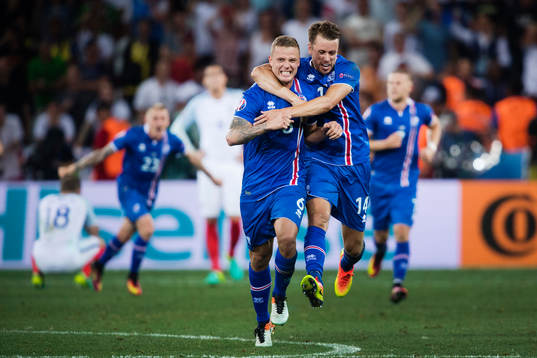 Islands Ragnar Sigurdsson och Kári Arnason jublar vid