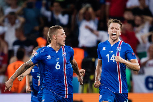 Islands Ragnar Sigurdsson och Kári Arnason jublar vid