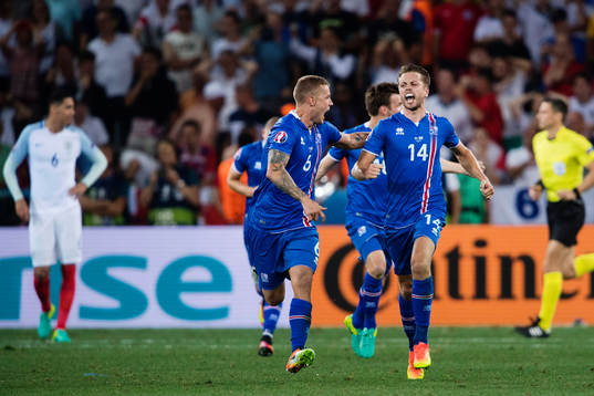 Islands Ragnar Sigurdsson och Kári Arnason jublar vid