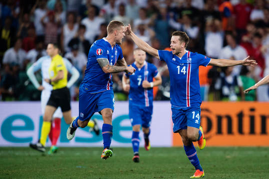 Islands Ragnar Sigurdsson och Kári Arnason jublar vid