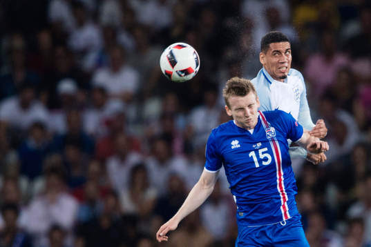 Englands Chris Smalling och Islands Jón Dadi Bödvarsson