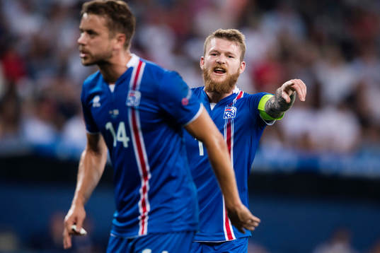 Islands Kári Arnason och Aron Gunnarsson reagerar