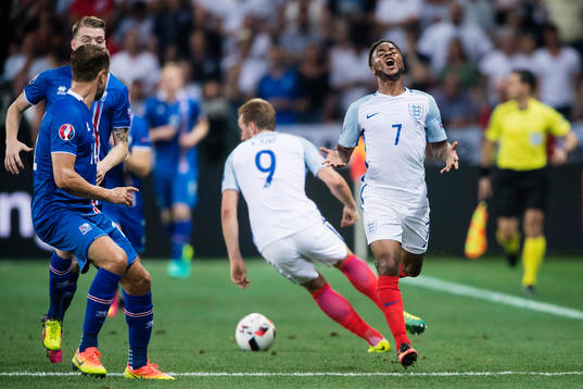 Englands Raheem Sterling reagerar