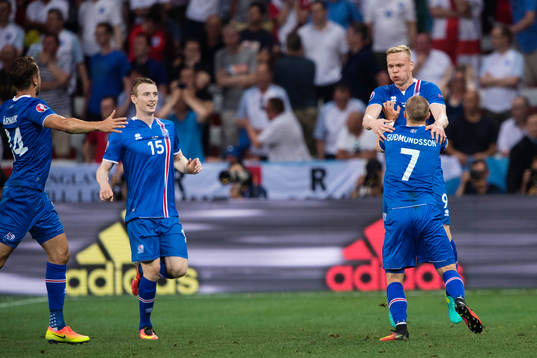 Islands Kolbeinn Sigthorsson jublar mot Johann Gudmundsson