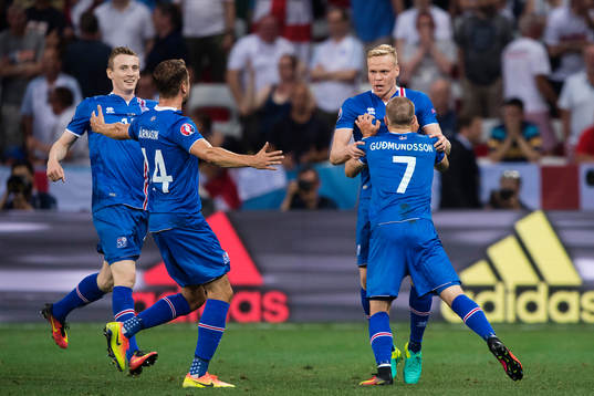 Islands Kolbeinn Sigthorsson jublar mot Johann Gudmundsson,