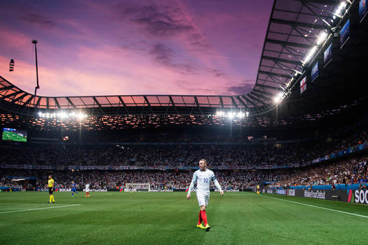 Englands Wayne Rooney deppar