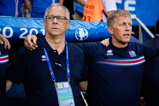 Islands förbundskaptener Lars Lagerbäck (tv) och  Heimir