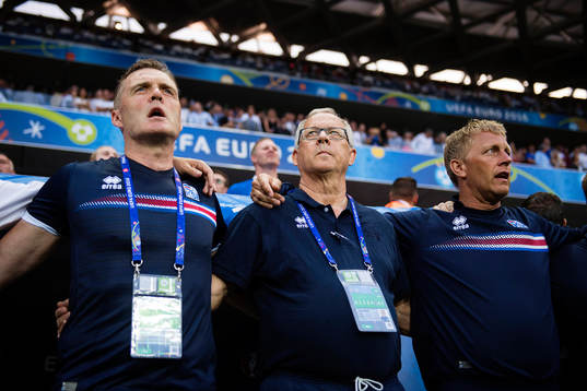 Islands förbundskaptener Lars Lagerbäck (m) och  Heimir