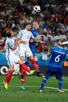 Englands Kyle Walker och Islands Kolbeinn Sigthorsson