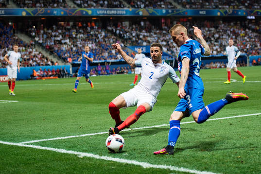 Englands Kyle Walker utmanar Islands Ari Skulason