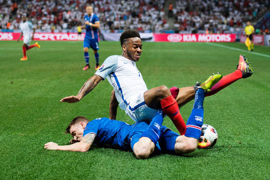 Islands Birkir Saevarsson och Englands Raheem Sterling