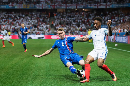 Islands Birkir Saevarsson och Englands Raheem Sterling