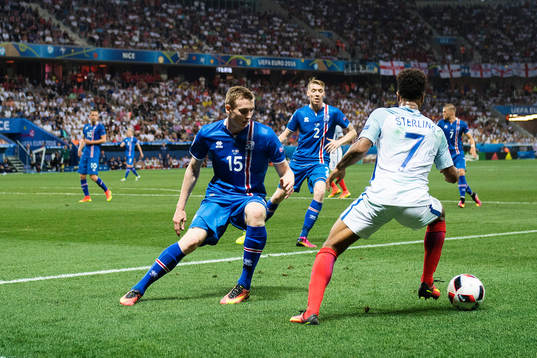 Islands Jón Dadi Bödvarsson och Englands Raheem Sterling