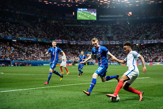Islands Jón Dadi Bödvarsson och Englands Raheem Sterling