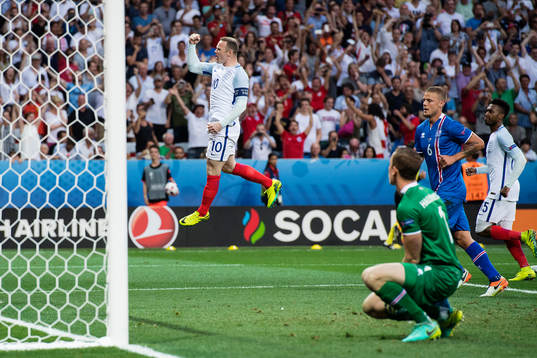 Englands Wayne Rooney jublar