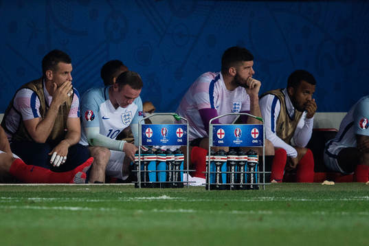 Englands Wayne Rooney deppar på bänken