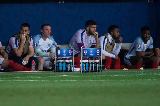 Englands Wayne Rooney deppar på bänken