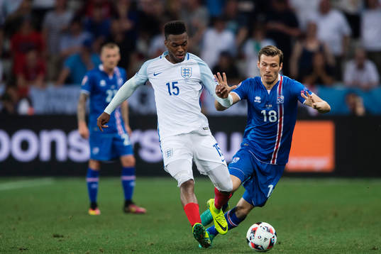 Englands Daniel Sturridge och Islands Elmar Bjarnason