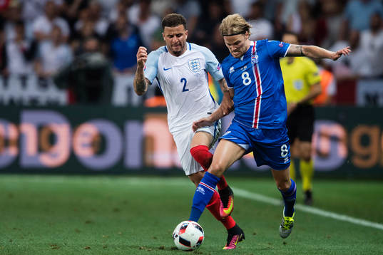 Englands Kyle Walker och Islands Birkir Bjarnason