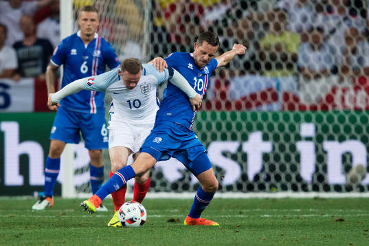 Englands Wayne Rooney mot Islands Gylfi Sigurdsson