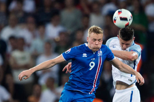 Islands Kolbeinn Sigthorsson och Englands Gary Cahill
