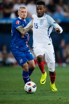 Islands Ari Skulason och Englands Daniel Sturridge