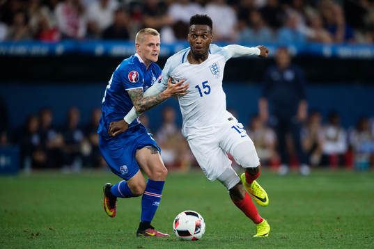 Islands Ari Skulason och Englands Daniel Sturridge